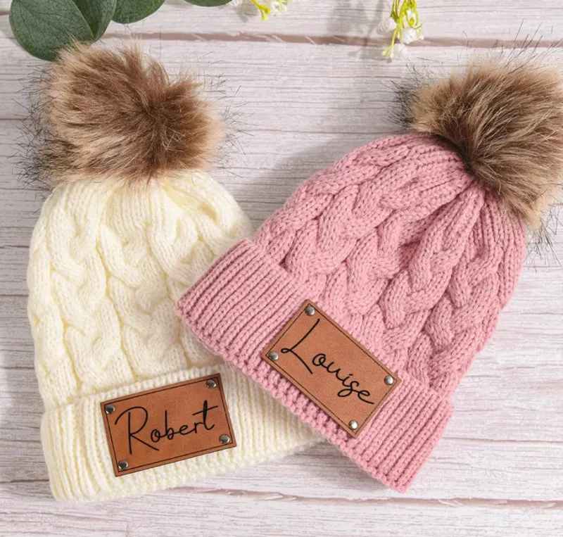 Mini Fashion™ - Skræddersyet Tekst - Hue med pompon Best